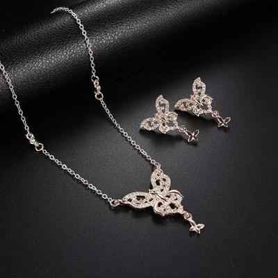 Zarif Takılar mı, Gösterişli Takılar mı Tercih Edilmeli? Moda Trendleri Kılavuzu