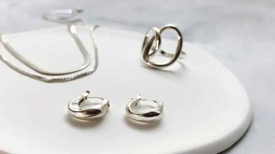 Günlük Kombinlere Uyum Sağlayan Minimalist Takılar